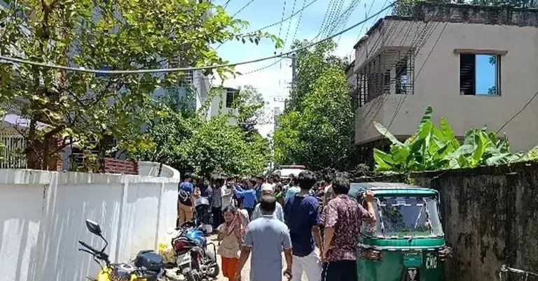 সিলেটে মিতালি আবাসিক এলাকায় স্থানীয়রা জড়ো হয়েছেন